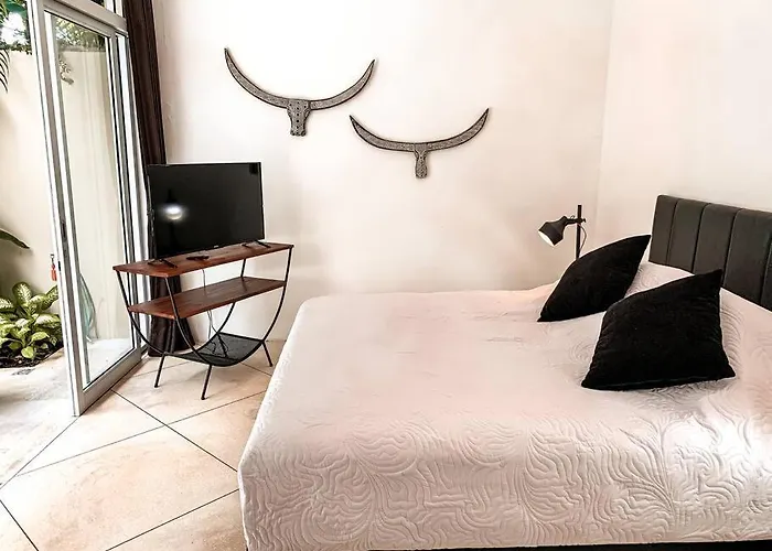 Вилла Elegant 5 Bdr In The Heart Of