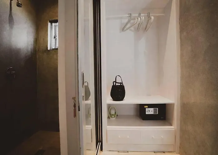 Elegant 5 Bdr In The Heart Of